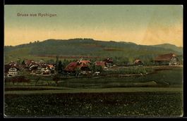 AK Rychigen, Ortsansicht von einer Wiese aus