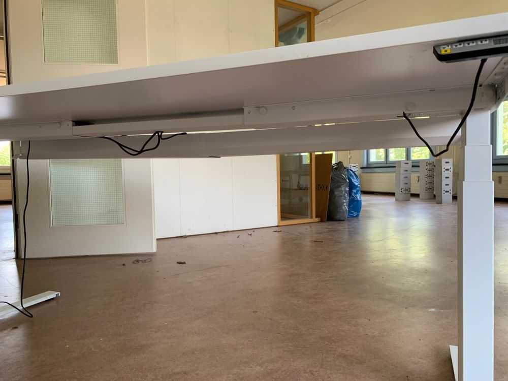 Scrivanie: Höhenverstellbarer Bürotisch, Top Zustand, Weiss, Neuwertig – Usato da Bronschhofen venduto da anraaud 1