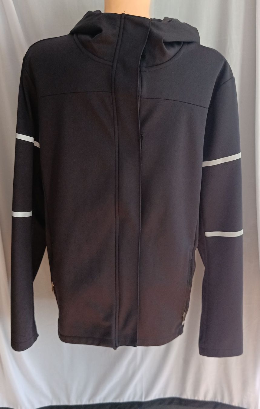 Giacche: Schwarze Softshell Jacke mit Kapuze, Grösse L – Usato da Trimbach venduto da lysy507777
