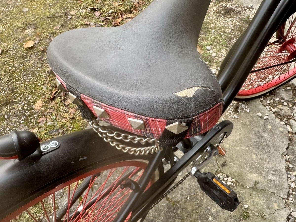 Biciclette: Vélo unique cruiser noir et rouge custom sur mesure – Usato da Tavannes venduto da cyn_8xs5 5