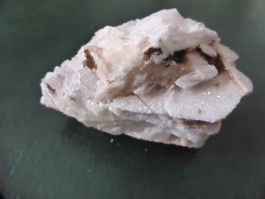 FLUORESZIERNDER Fluorit mit Quarz auf Baryt, Wolfach