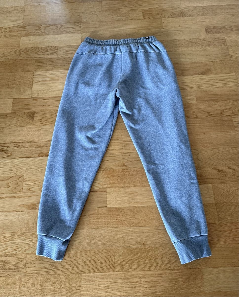Puma Pantaloni: Original Puma Sporthose - Trainingshose Grau Gr. M – Usato da Bern venduto da LM08 1
