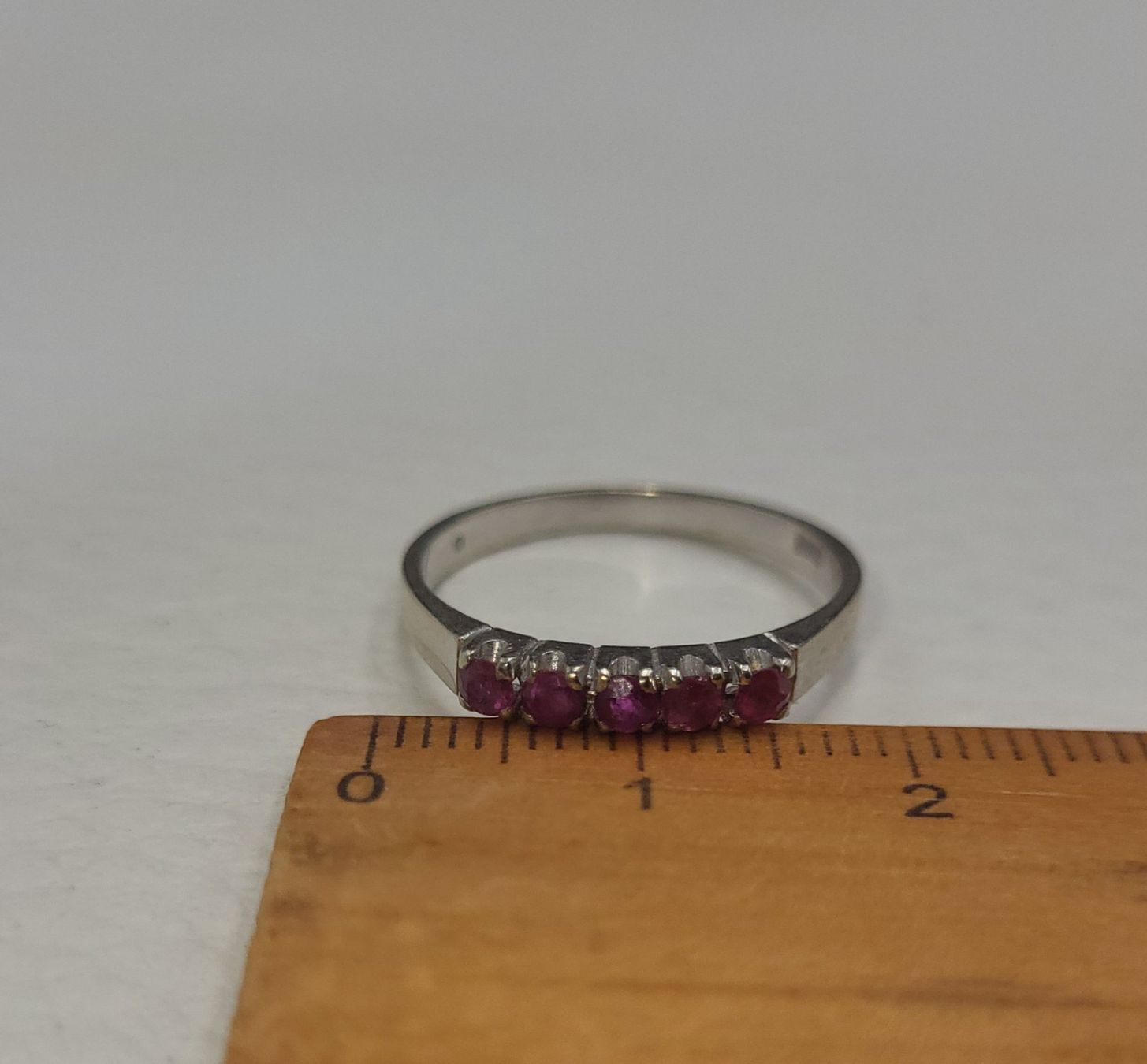 Anelli: 585 Weiss Gold Ring Mit Rubine – Usato da Wald ZH venduto da Dasilver 1
