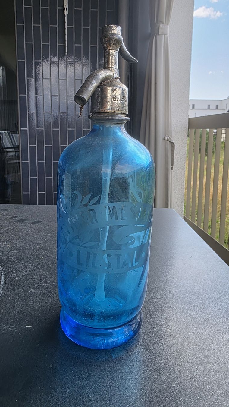 Bottiglie: Antike Soda Karaffe blau Glas Metall  – Usato da Opfikon venduto da gaechtibvb 1