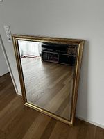 Spiegel mit gold Rahmen