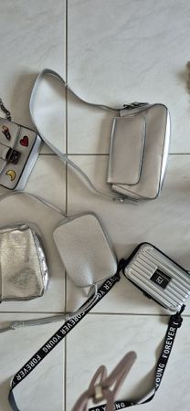 5 Nagelneue kleine silber Handtaschen
