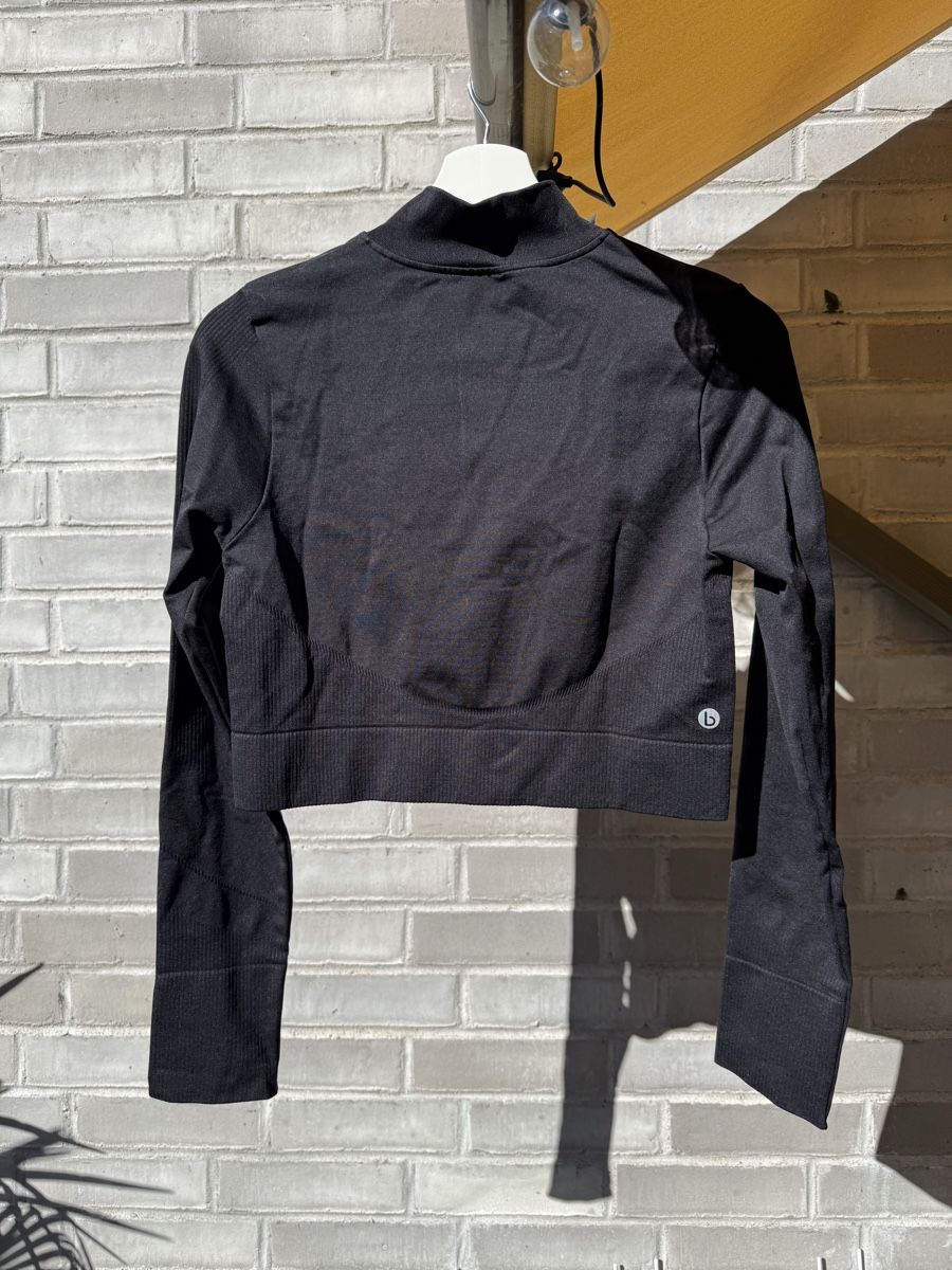 Pullover & Sweatshirts: Sportoberteil schwarz – Gebraucht aus Münchenbuchsee von na_sch3053 1