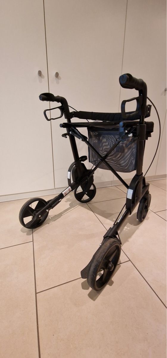 Gehhilfen: Rollator mit Bremse und Tasche – Neu (gemäss Beschreibung) aus Hinwil von dire07 2