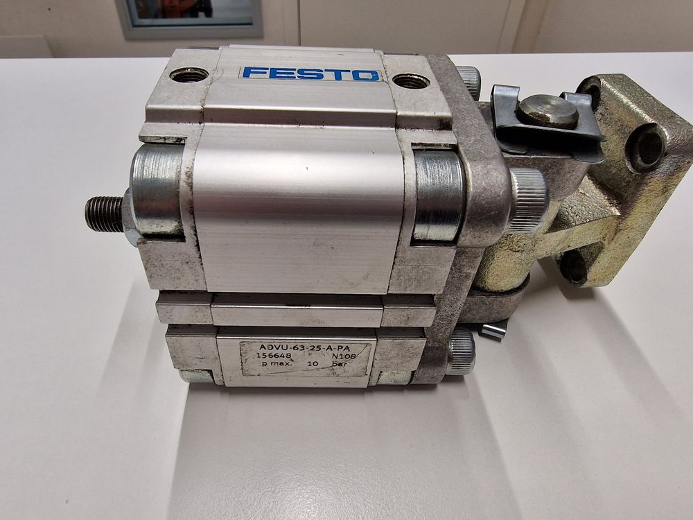 Kompaktzylinder von Festo   ADN 63 80 A PPS A Hub 80 mm