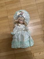 Bambola da collezione in porcellana con abito vintage