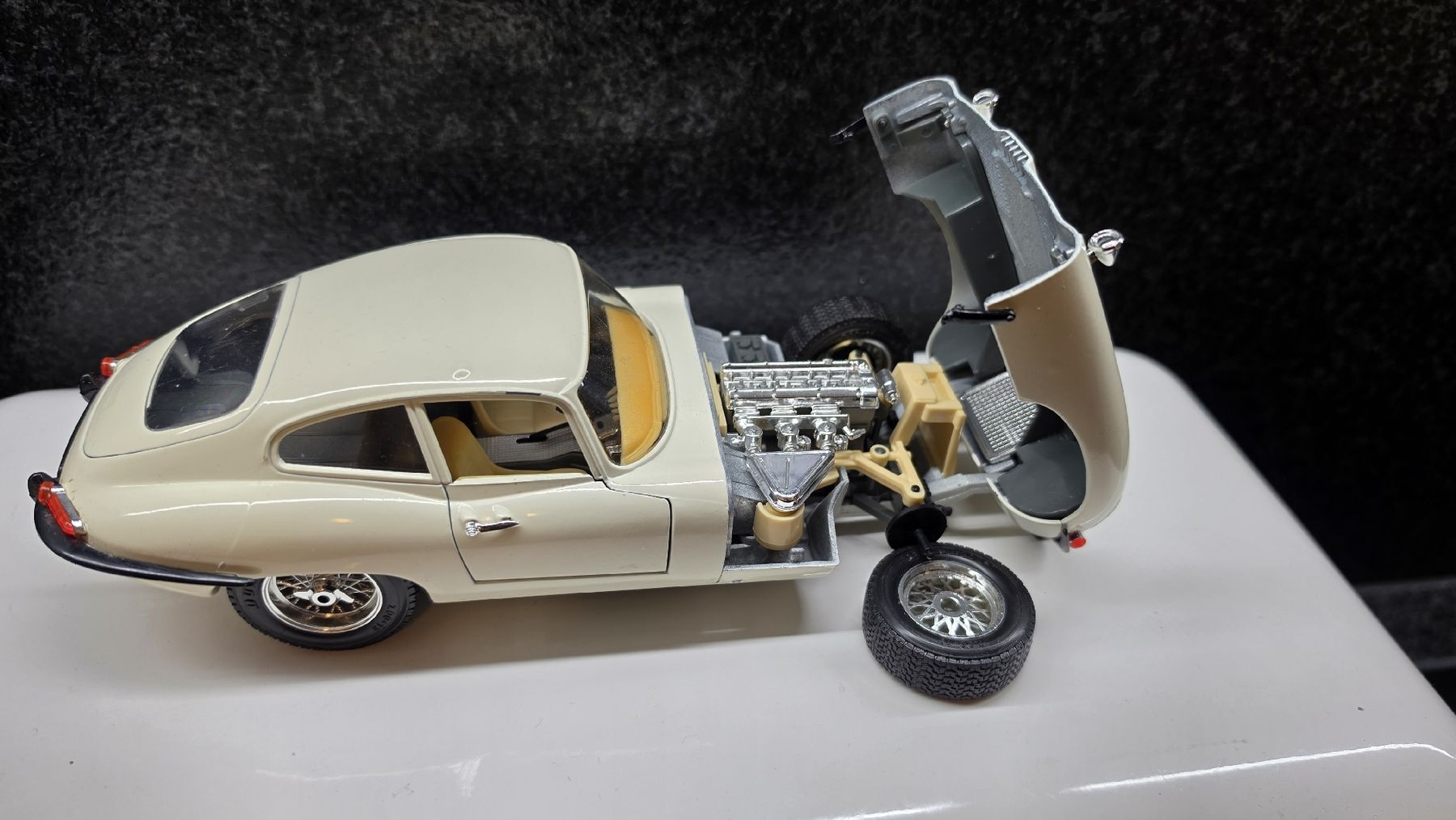 Jaguar Modellini d'auto: Modellauto Jaguar E-Type Coupe 1:18 – Difettoso da Obergerlafingen venduto da 88MPH 5