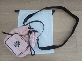 MONCLER "Kilia" Drawstring Bucket Bag – Puffer-Look (Rosa)