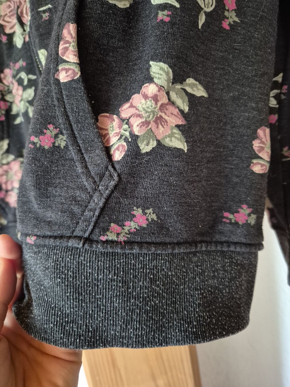 Giacche: Sweatjacke Blumen dunkelgrau Gr.M/L – Usato da Wynigen venduto da La_Talpa 2