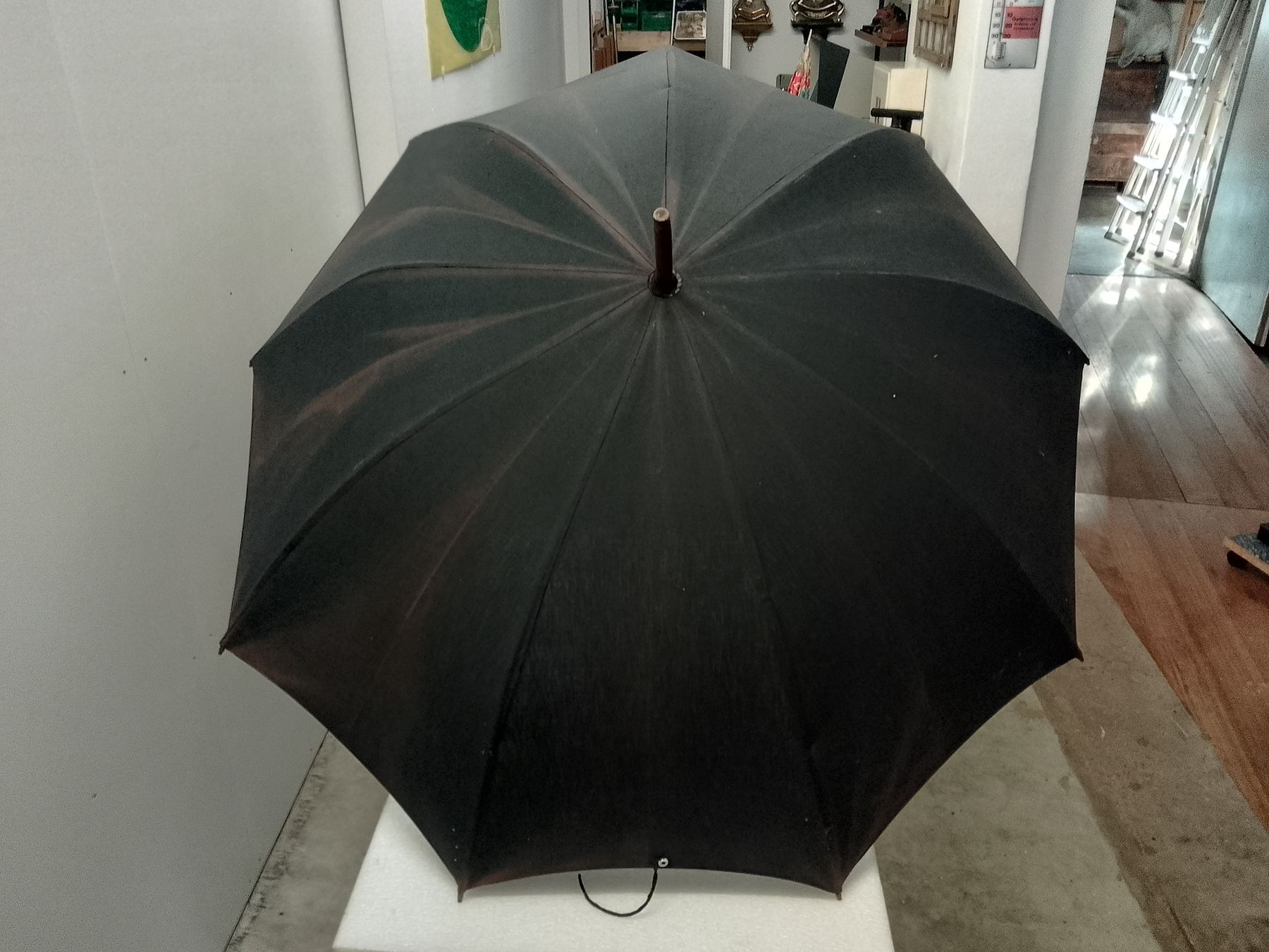 Ombrelli: Regenschirm schwarz mit Holzgriff, alt – Usato da Trubschachen venduto da Caddy8 1