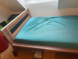 Bett mit Lattenrost & Matratze 140x200 in Nussbaum Optik