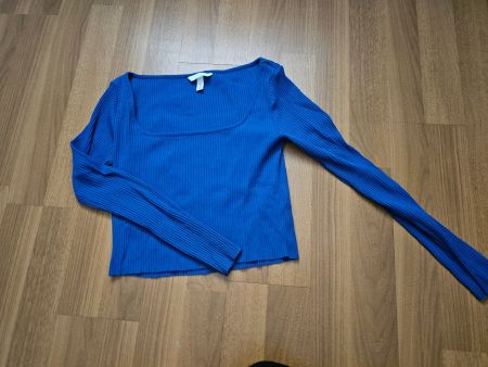 Blauer Oberteil