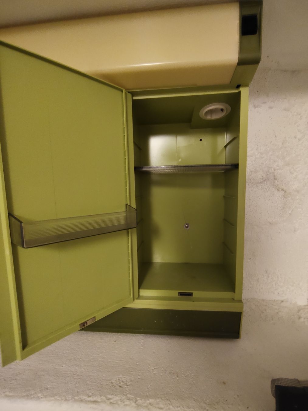 Armadietti a specchio: Antiker Spiegelschrank – Usato da Triengen venduto da RealX 1