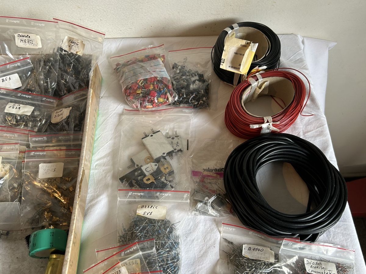 Componenti elettronici: Lot de composants électroniques divers  – Usato da Geneve venduto da Fil1997 7