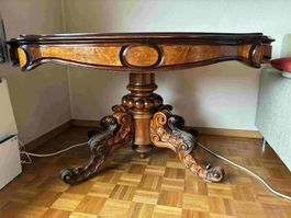Antiker Tisch aus Wurzelholz, Beine kunstvoll geschnitzt
