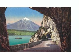 Beatushöhlen:Thunersee: Merligenstrasse mit Tunnel, Niesen