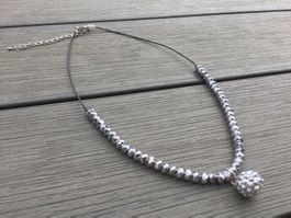 Collier avec perles toupies grises à miroir, NEUF