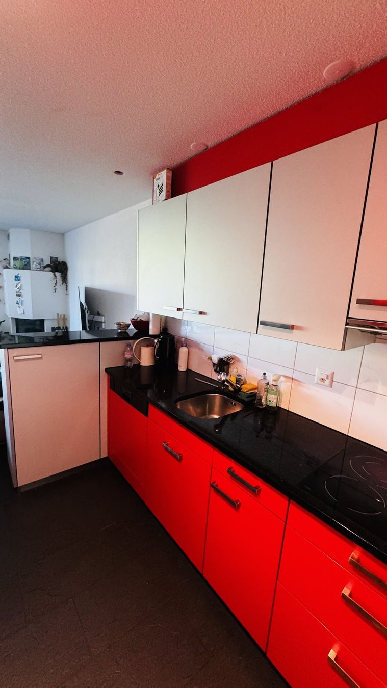 Cucine complete: Gepflegte Einbauküche in Rot/Grau inklusive Bar – Usato da Solothurn venduto da Psyclos 2