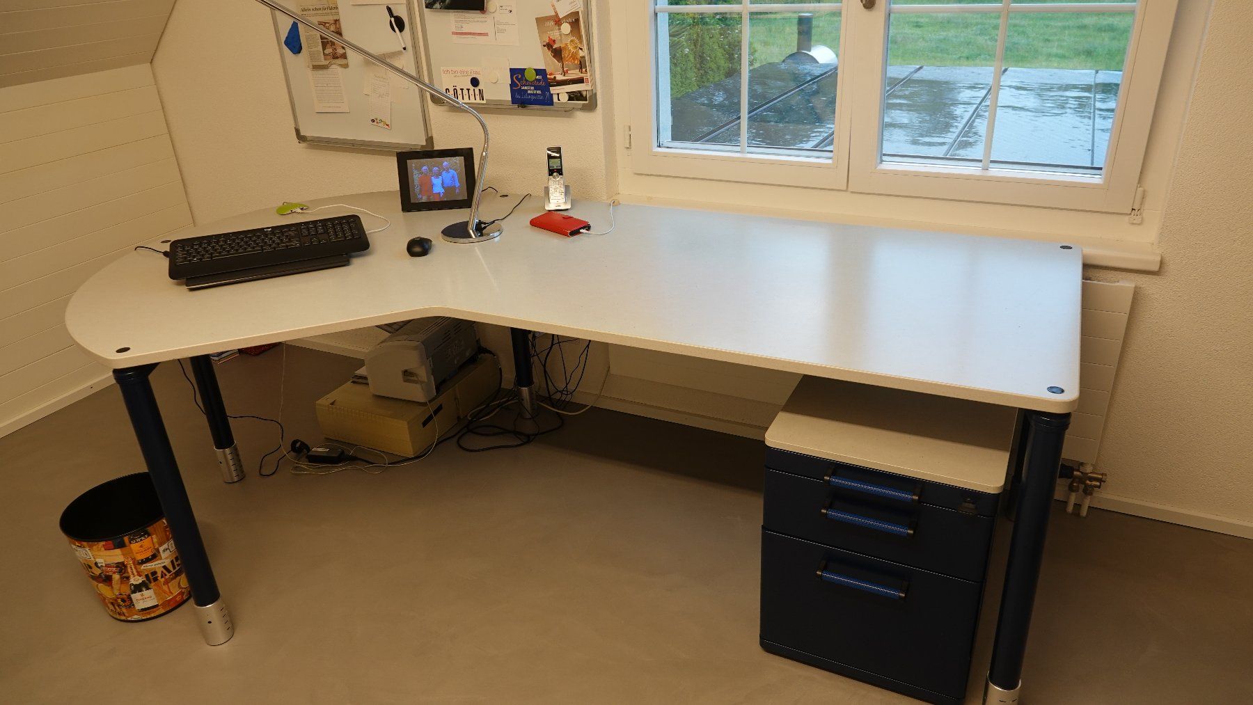 Scrivanie: Stabiler Schreibtisch mit Bürocontainer – Usato da Volketswil venduto da Mcbrandy0 1