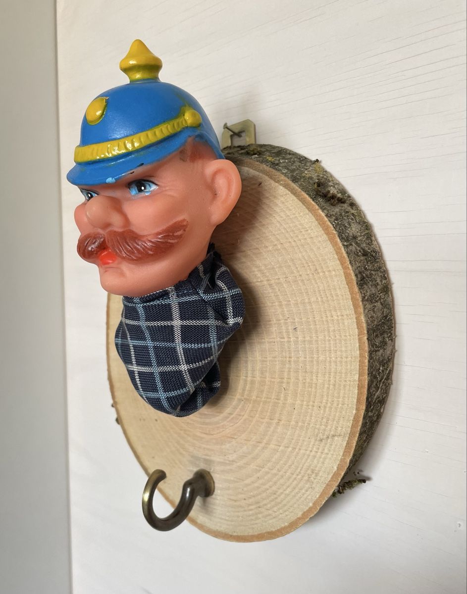 Guardaroba: Garderobe mit Kasperli Figur – Usato da Zürich venduto da Refereefair 1