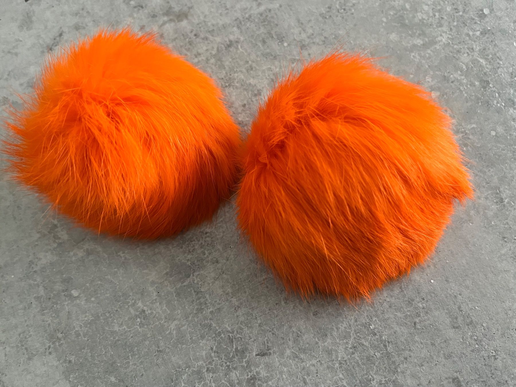 Tutte le decorazioni: 2 Stück echt Fell PomPom orange - NEU – Nuovo e nell'imballaggio originale da Zollikofen venduto da spunk65 1