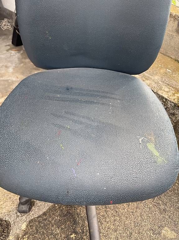 Sedie: Chaise de bureau noire à roulettes  5 CHF – Usato da Bevaix venduto da mic_rdc7 2