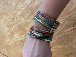 14 Armbändern / Lot de 14 joncs colorés