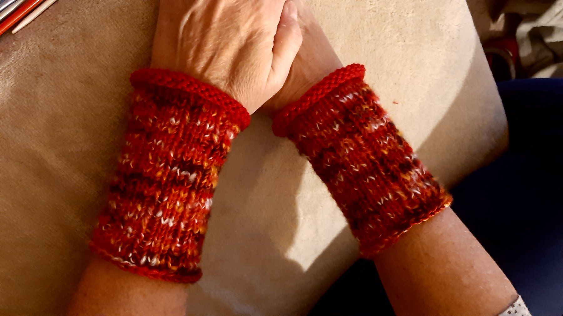 Guanti & manicotti: Handgestrickte Mittli/Pulswärmer "Feuer" – Nuovo (secondo la descrizione) da Burgdorf venduto da carodesign1 1