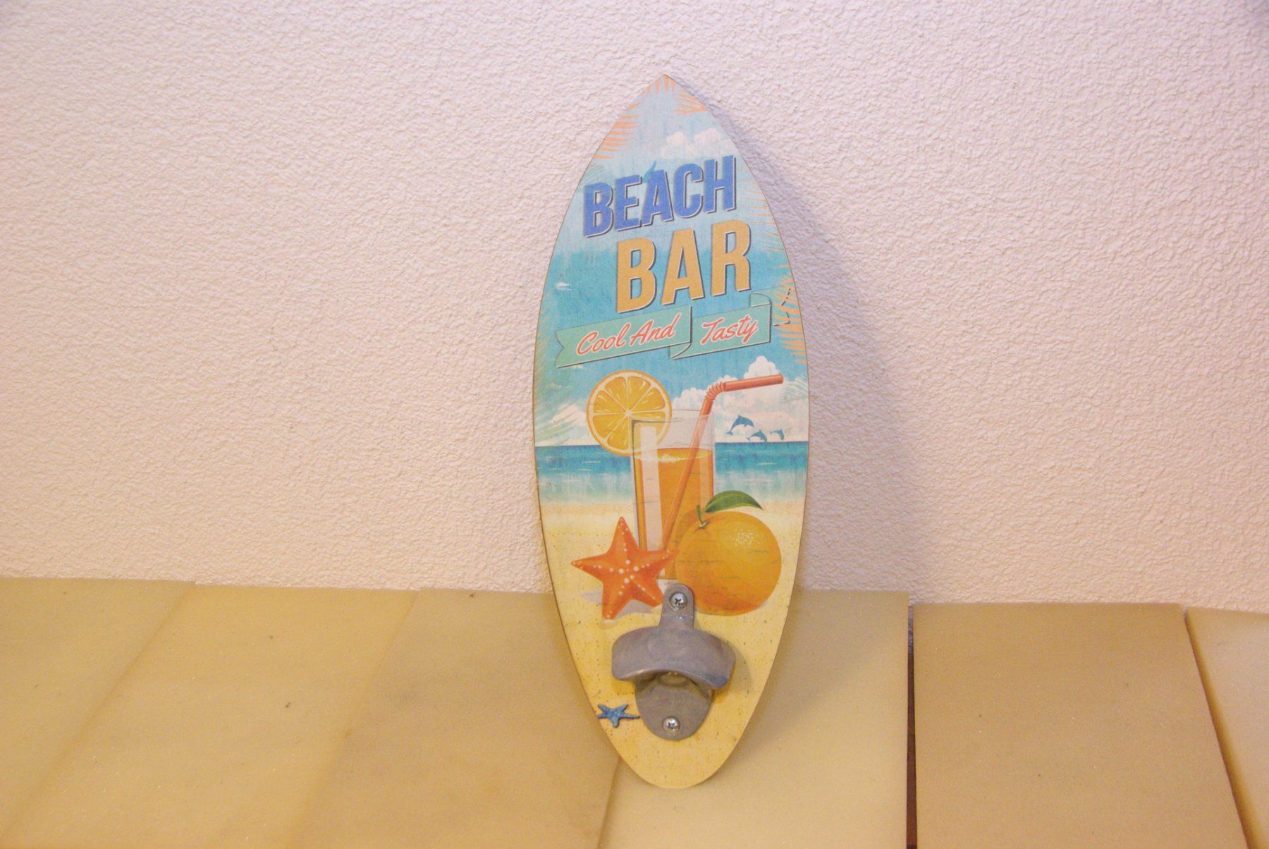 Apribottiglie & Tappi per chiusura: Flaschenöffner am Surf-Brett, Beach Bar – Nuovo (secondo la descrizione) da Herisau venduto da Cevianer1844