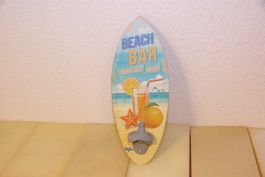 Flaschenöffner am Surf-Brett, Beach Bar