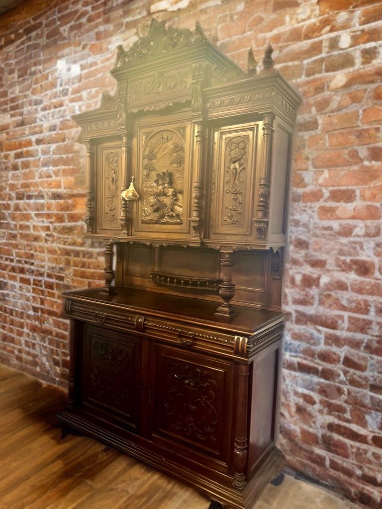 Credenze: Antique Oak Cabinet with Carved Relief – Usato da Villmergen venduto da JacRon