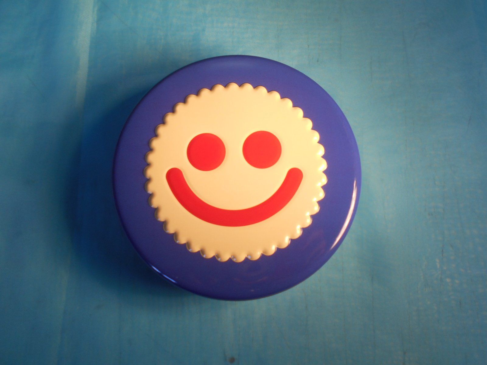 Altro in Decorazioni & Accessori: Swissmilk Blechdose mit Spitzbube, blau, Smiley – Usato da Bellach venduto da JingleCherry