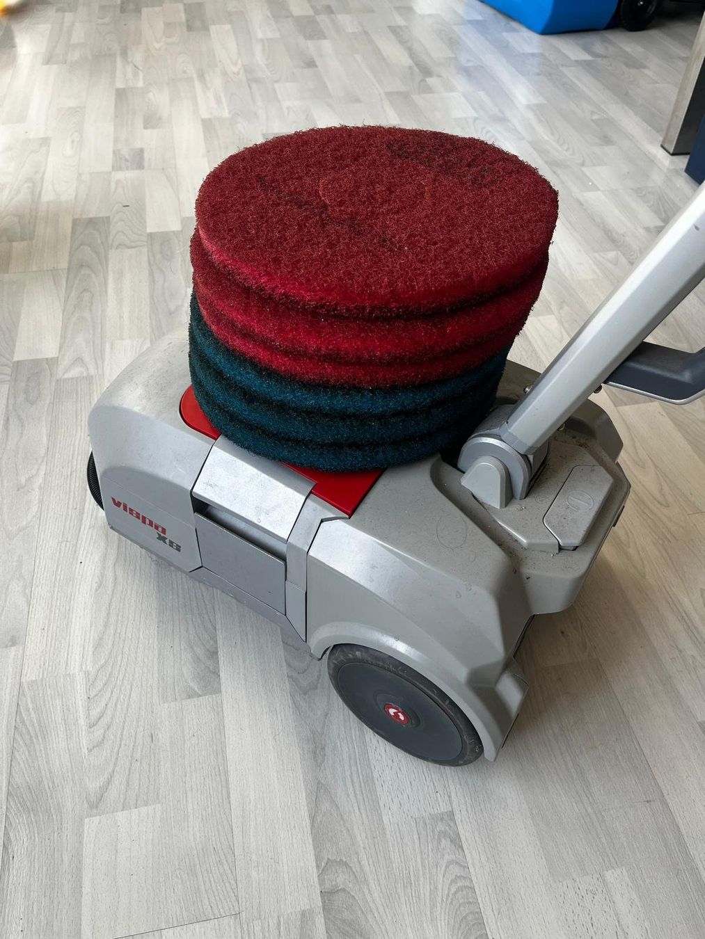 Tutte le macchine: Comac Vispa XS Handgeführte Scheuersaugmaschine – Usato da Luzern venduto da ORISONO