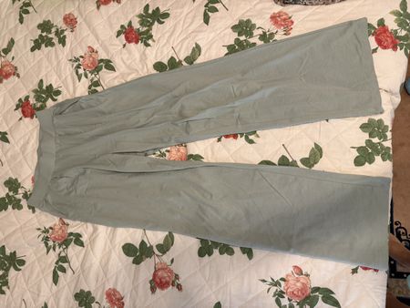 Damen Hose weit geschnitten salbeigrün Grösse S
