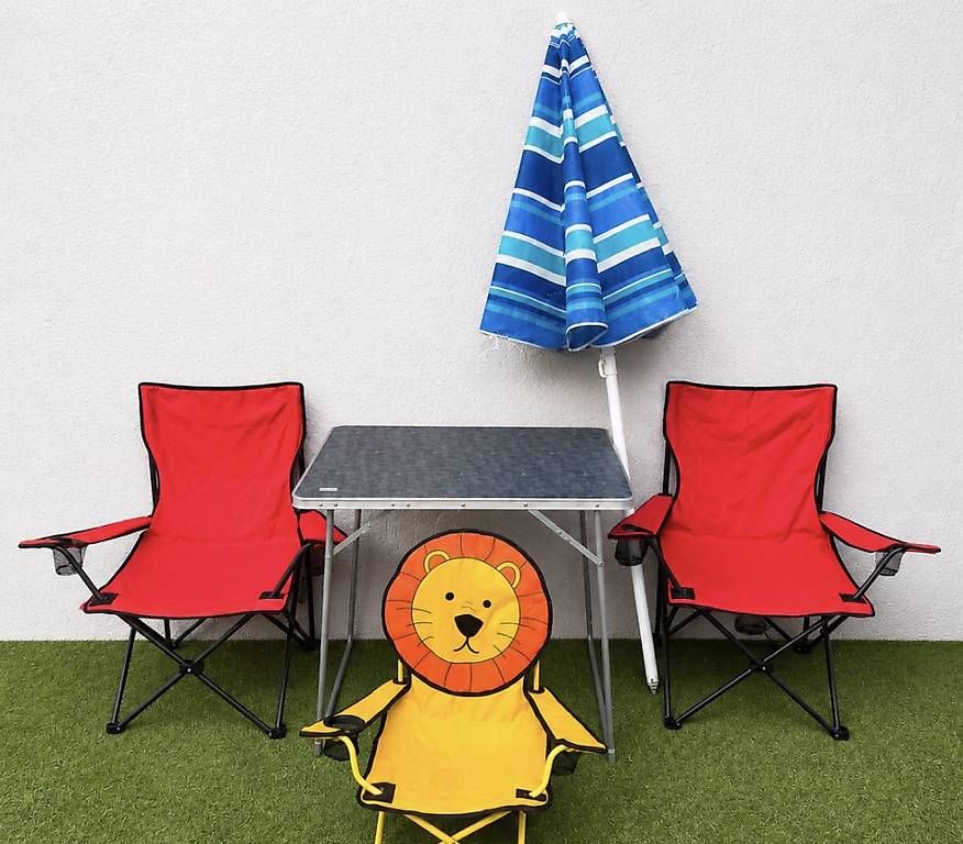 Set di tavolo e panche: Ensemble camping : table, 3 chaises et parasol – Usato da Orbe venduto da tom_q2vy