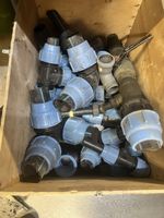 Kiste mit diversen Verbindungen Wasserleitungen