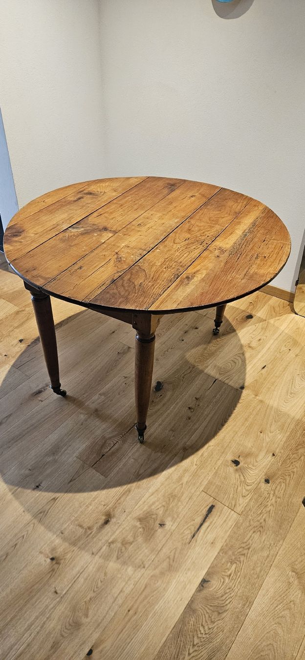 Tische: table ronde – Gebraucht aus Charmey (Gruyère) von Benjo26