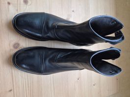Neue, schwarze Lederstiefeletten von Calpierre, Gr. 41