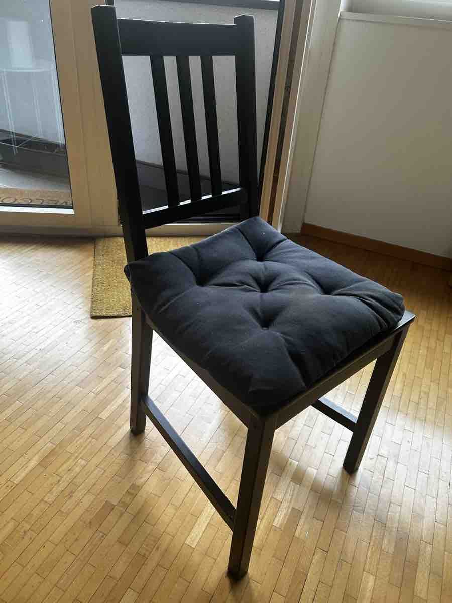 Ikea Stühle: IKEA Küchenstuhl,schwarz, Holzstuhl – Gebraucht aus St Gallen von kon_2nnp