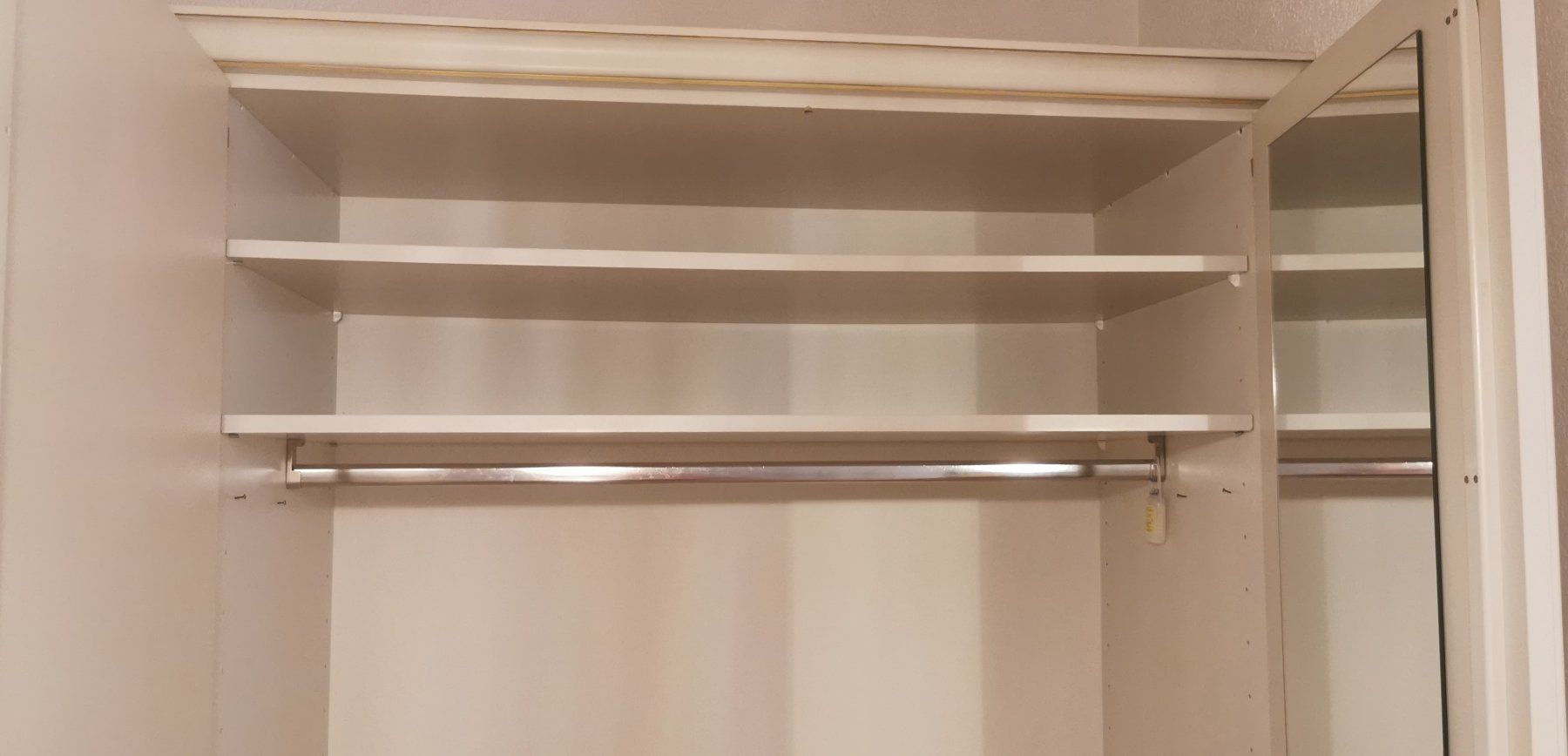 Armadi: Vintage Kleiderschrank – Difettoso da Oberwangen b. Bern venduto da Vittorio0 1