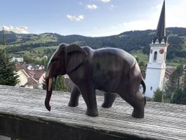 Elefant dunkles Holz