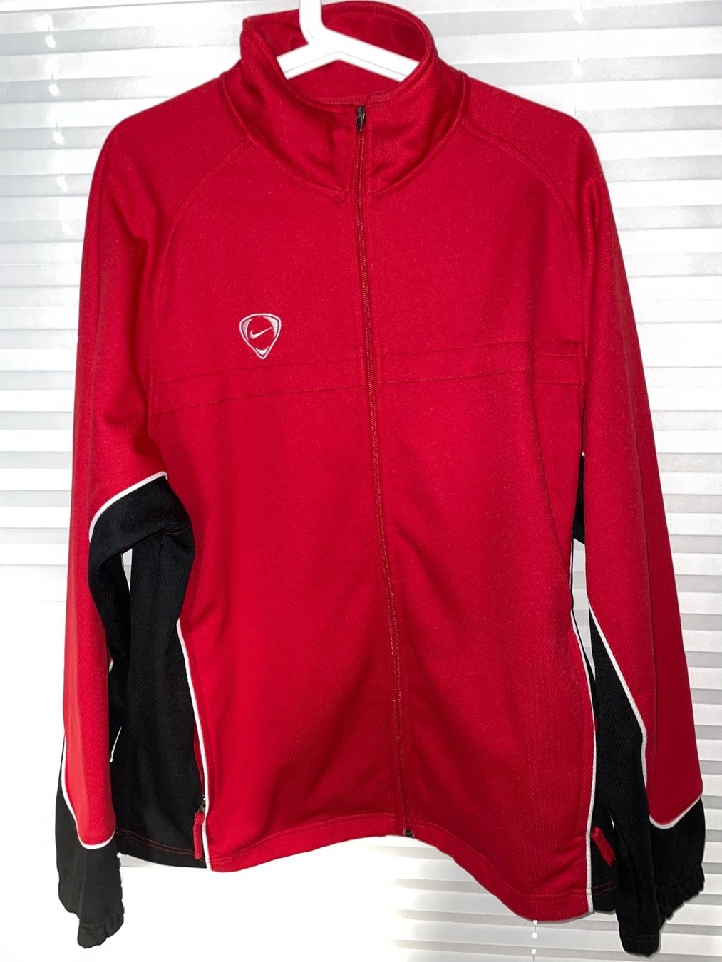 Nike Vestes: Nike Trainer rot XL – D'occasion à Ittigen par Top-Markenartikel