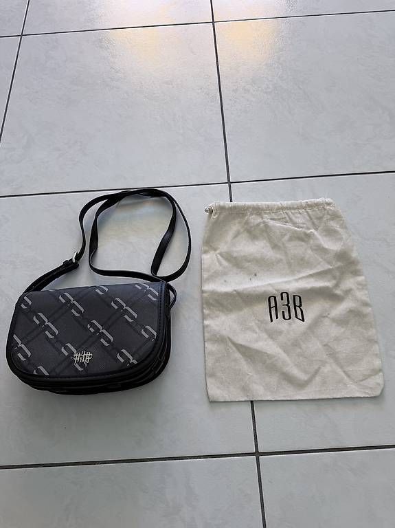 Borse: A3B Shoulderbag Schwarz – Usato da Urtenen-Schönbühl venduto da nino.cio 1