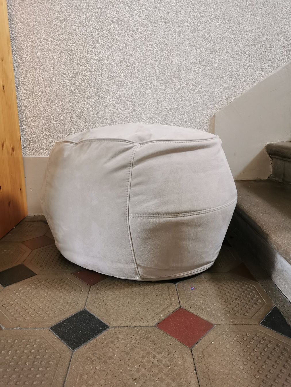 Sgabelli: Gepolsterter Hocker mit Wildlederoptik – Usato da Bern venduto da jdilla