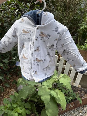 Kuschelige Wendejacke von Feetje in Grösse 74.