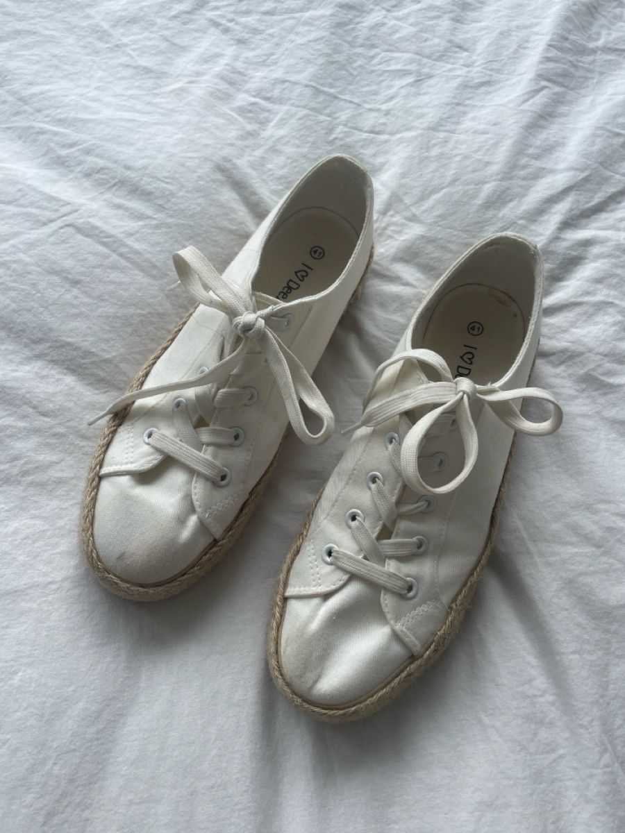 Damenschuhe: Weisse Sommer Sneaker Plateau Bast Gr. 41 – Gebraucht aus St. Niklausen LU von car_2562
